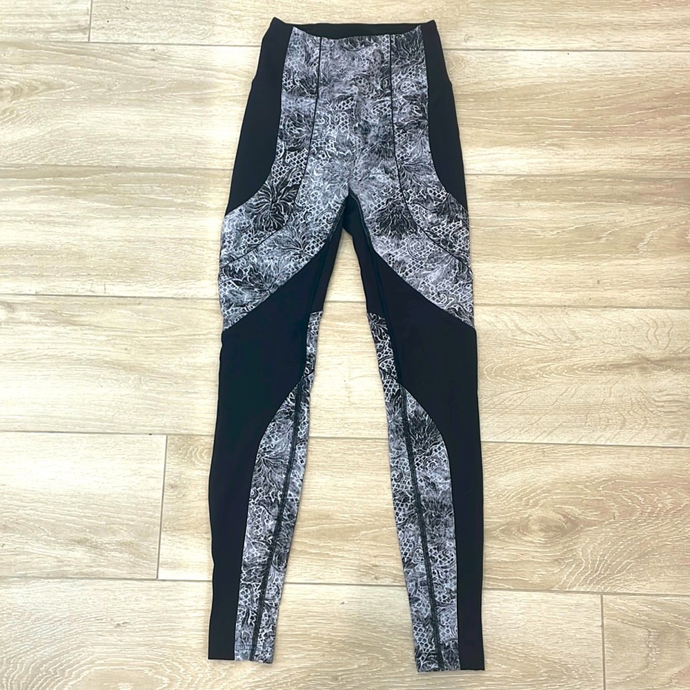 Lululemon Athletica size 4 EUC sweat leggings LIKE NEW